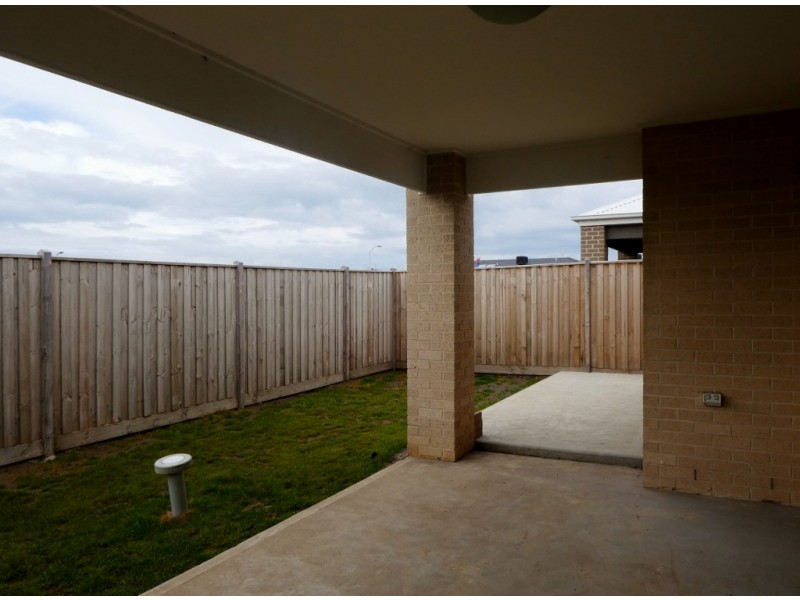 14 Aminya Grove, Clyde North VIC 3978