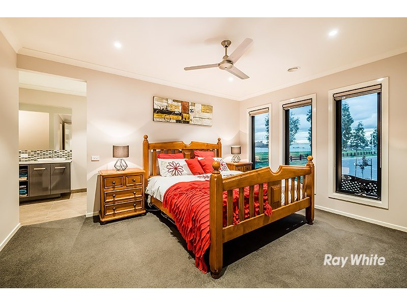 21 Dash Drive, Cranbourne East VIC 3977