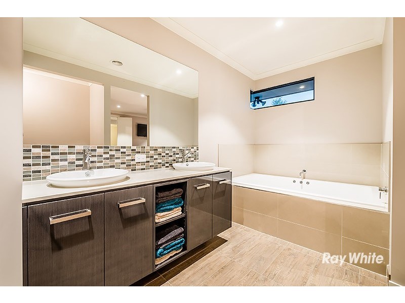 21 Dash Drive, Cranbourne East VIC 3977