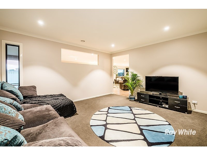 21 Dash Drive, Cranbourne East VIC 3977
