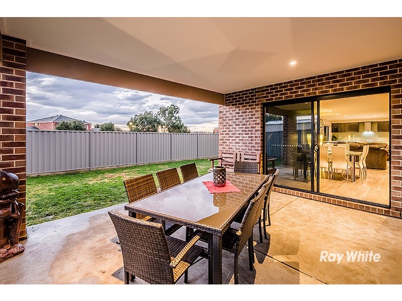 21 Dash Drive, Cranbourne East VIC 3977