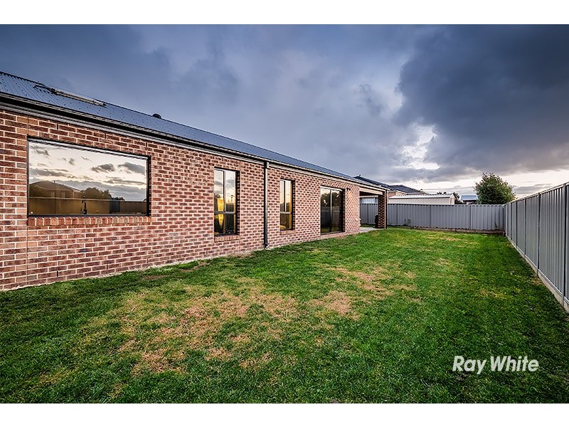 21 Dash Drive, Cranbourne East VIC 3977