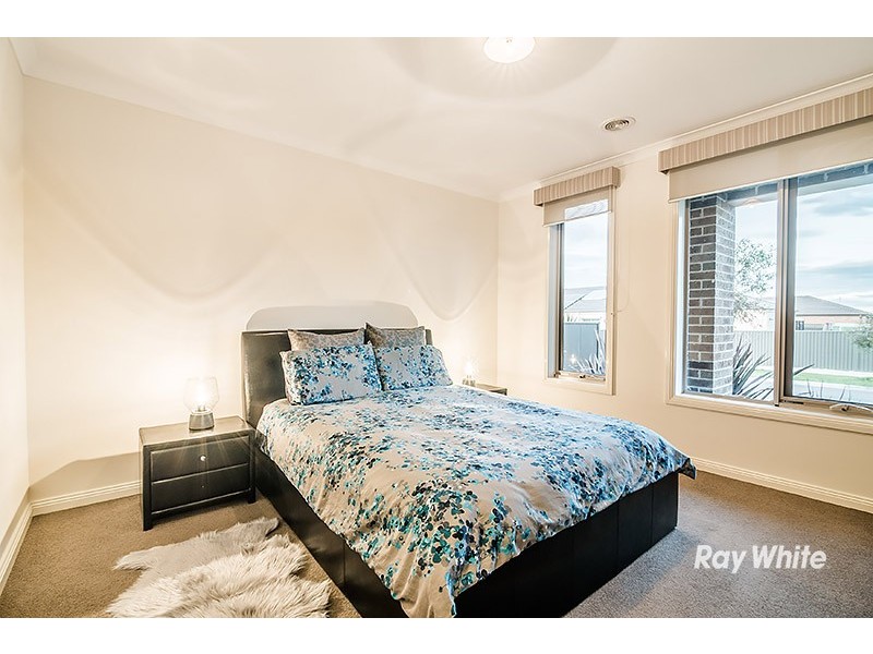 4 Cloverbank Drive, Cranbourne East VIC 3977