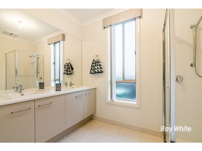 4 Cloverbank Drive, Cranbourne East VIC 3977