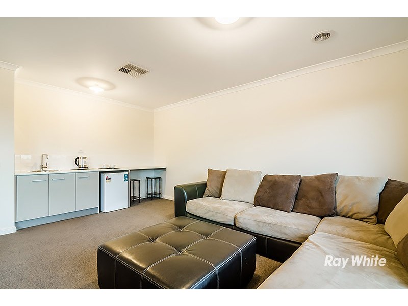 4 Cloverbank Drive, Cranbourne East VIC 3977