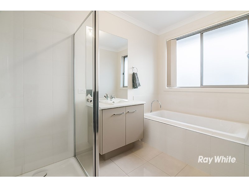 4 Cloverbank Drive, Cranbourne East VIC 3977