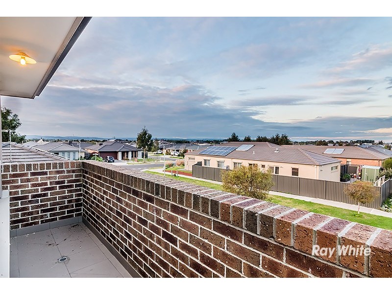 4 Cloverbank Drive, Cranbourne East VIC 3977