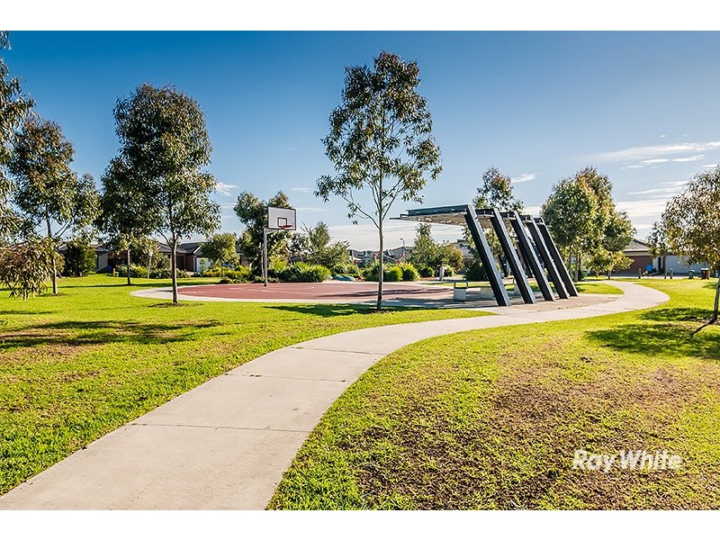 4 Cloverbank Drive, Cranbourne East VIC 3977