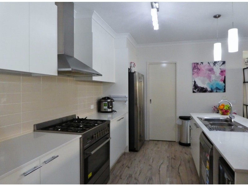 27 Quist Parade, Cranbourne West VIC 3977