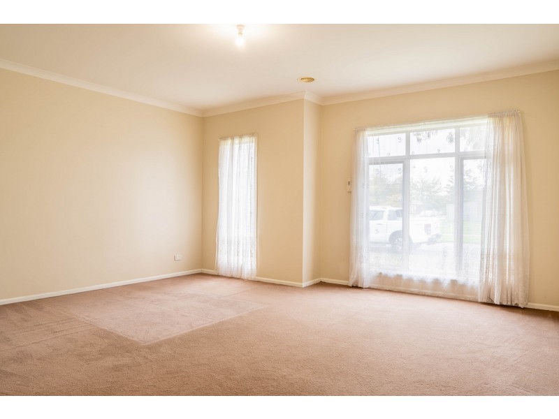 1 Maddock Drive, Cranbourne East VIC 3977