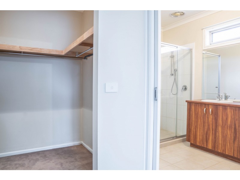 1 Maddock Drive, Cranbourne East VIC 3977