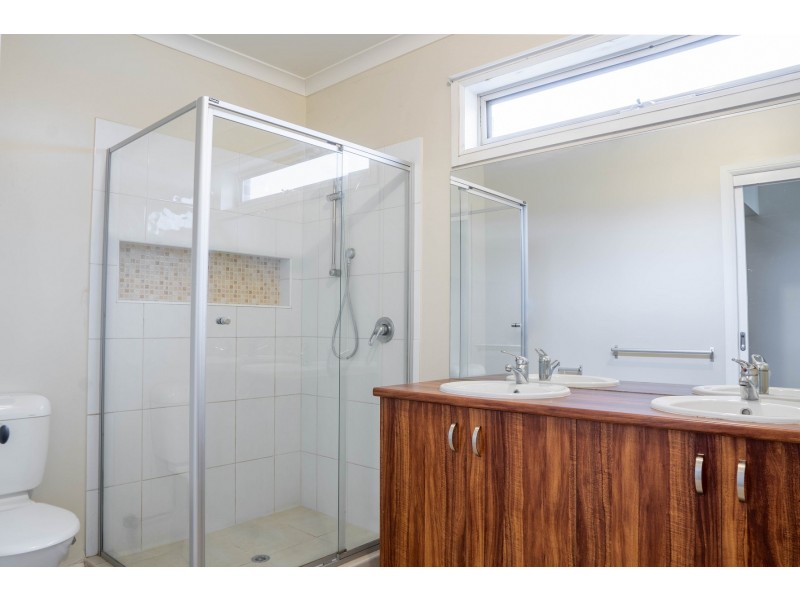 1 Maddock Drive, Cranbourne East VIC 3977