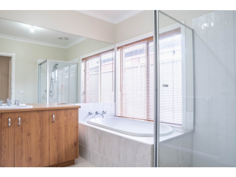 1 Maddock Drive, Cranbourne East VIC 3977