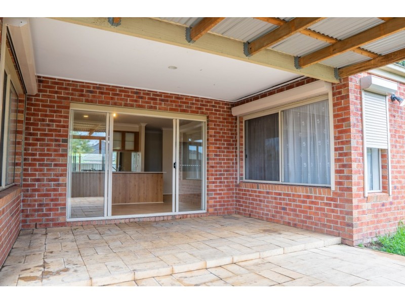 1 Maddock Drive, Cranbourne East VIC 3977