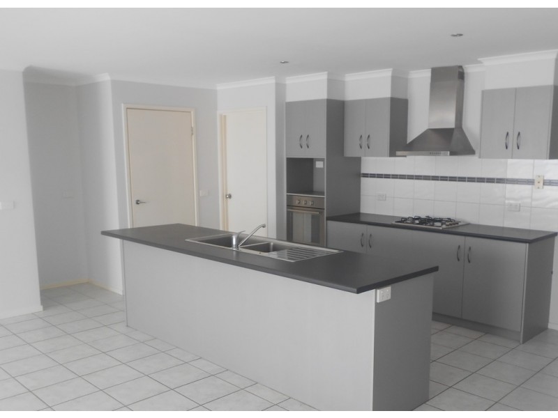 17 Tyndall Street, Cranbourne East VIC 3977