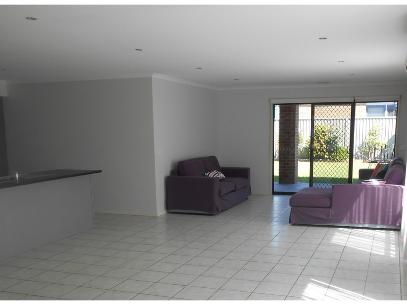 17 Tyndall Street, Cranbourne East VIC 3977