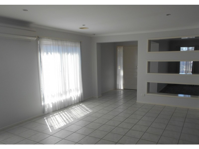 17 Tyndall Street, Cranbourne East VIC 3977