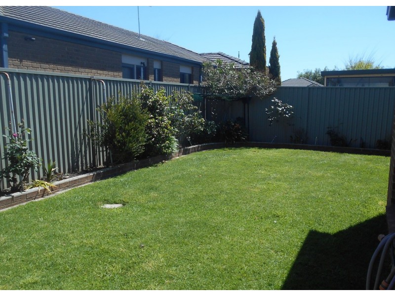 17 Tyndall Street, Cranbourne East VIC 3977