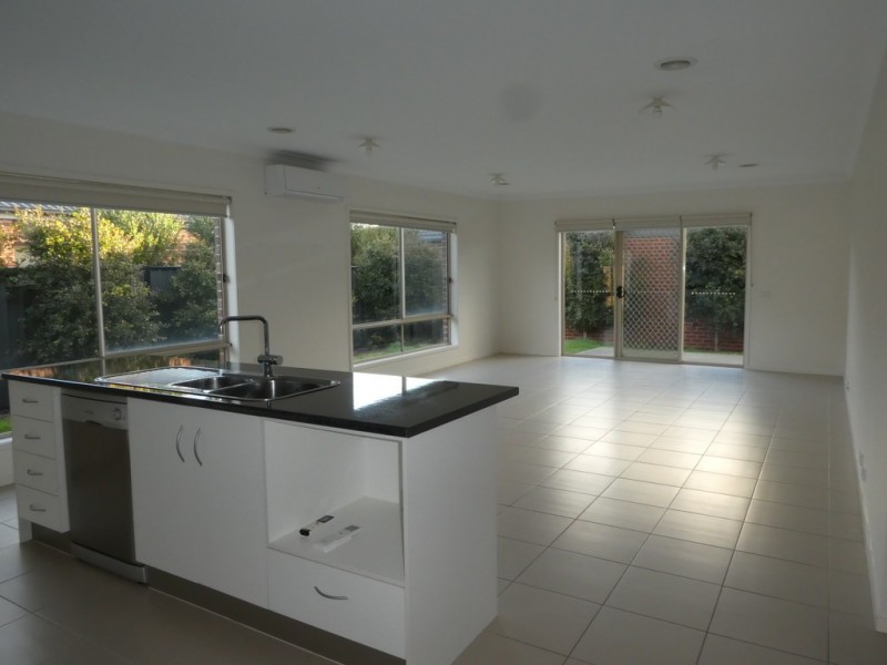 78 Selandra Boulevard, Clyde North VIC 3978