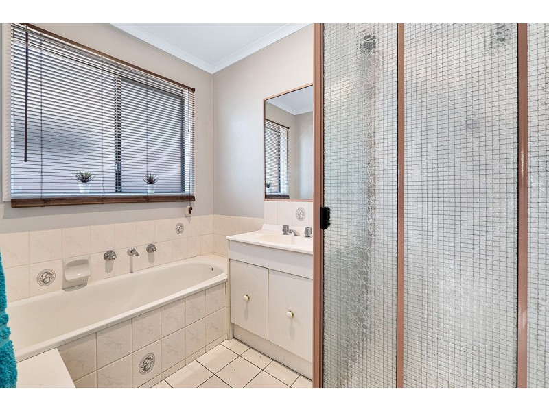 6 Lowther Court, Cranbourne North VIC 3977