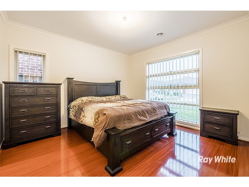 8 Hackney Circuit, Clyde North VIC 3978