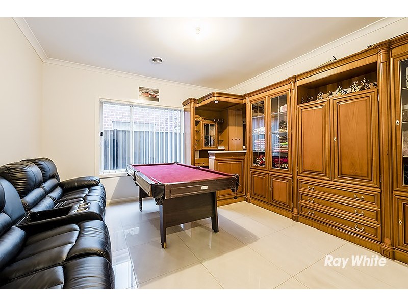 8 Hackney Circuit, Clyde North VIC 3978