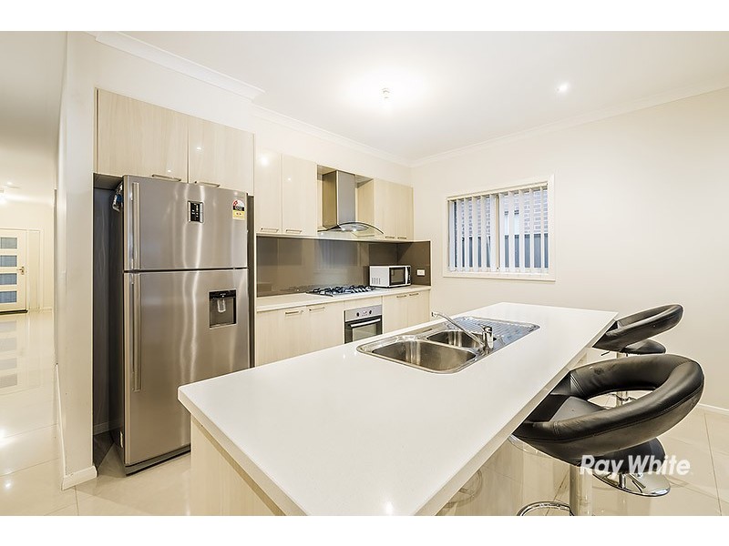 8 Hackney Circuit, Clyde North VIC 3978