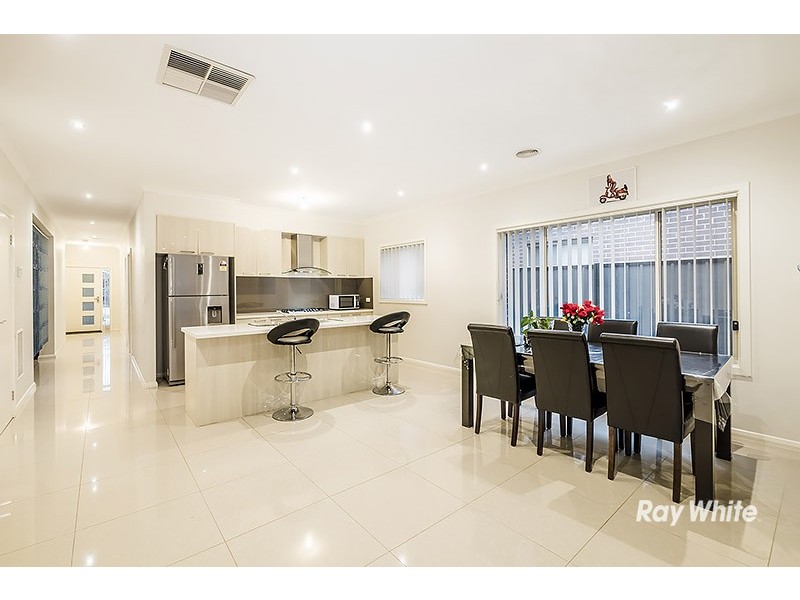 8 Hackney Circuit, Clyde North VIC 3978