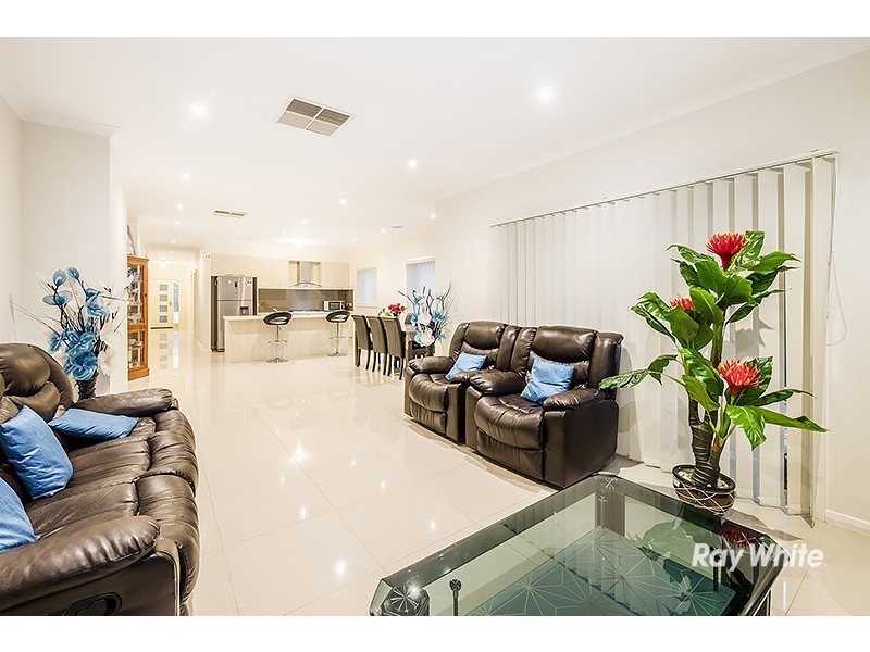 8 Hackney Circuit, Clyde North VIC 3978