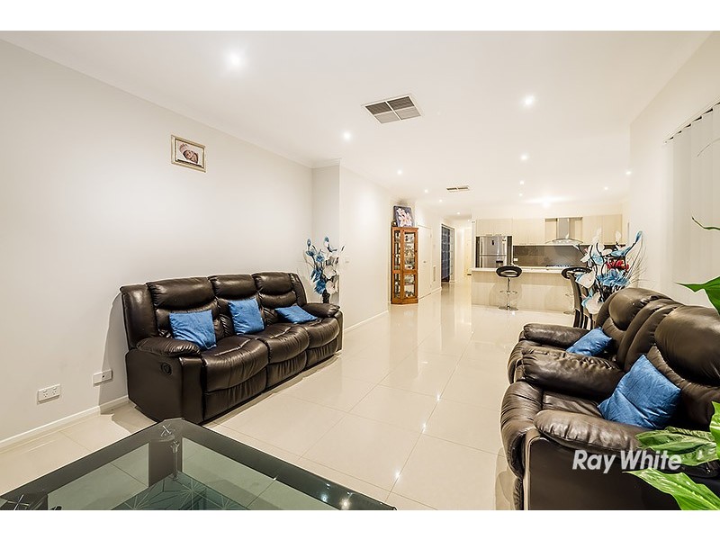 8 Hackney Circuit, Clyde North VIC 3978