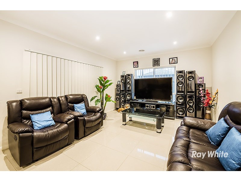 8 Hackney Circuit, Clyde North VIC 3978