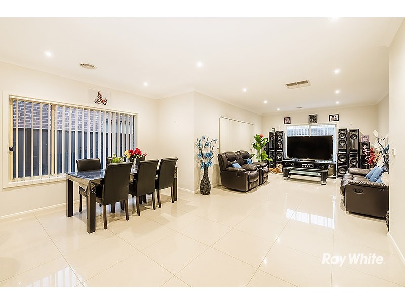 8 Hackney Circuit, Clyde North VIC 3978