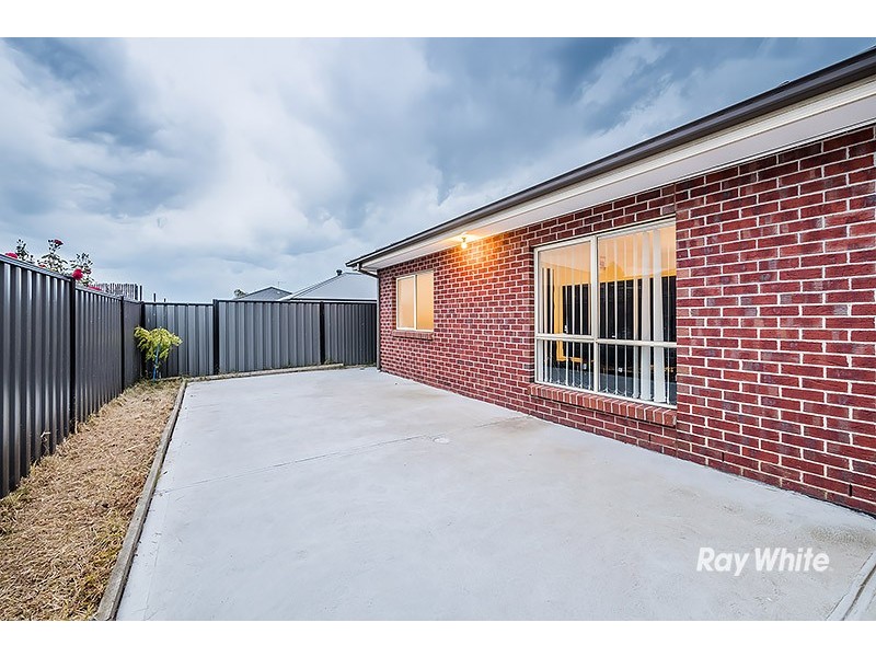 8 Hackney Circuit, Clyde North VIC 3978