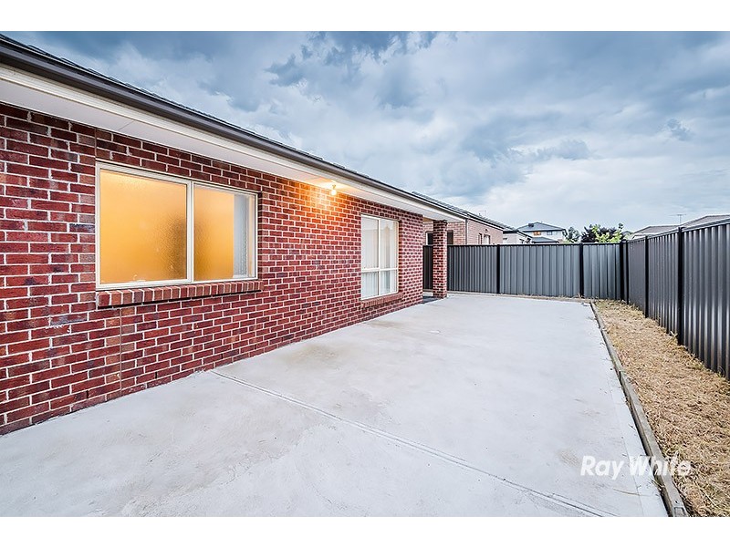 8 Hackney Circuit, Clyde North VIC 3978