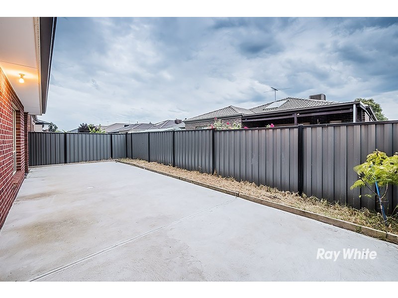 8 Hackney Circuit, Clyde North VIC 3978