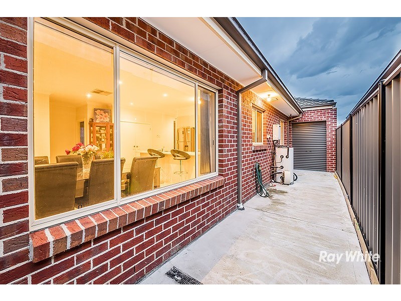8 Hackney Circuit, Clyde North VIC 3978