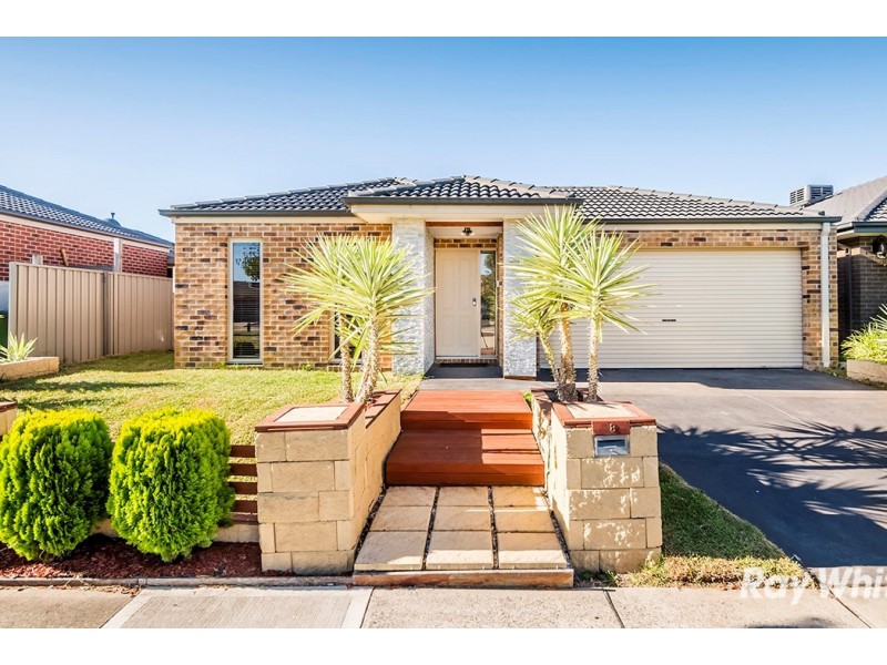 8 Limerick Road, Cranbourne East VIC 3977