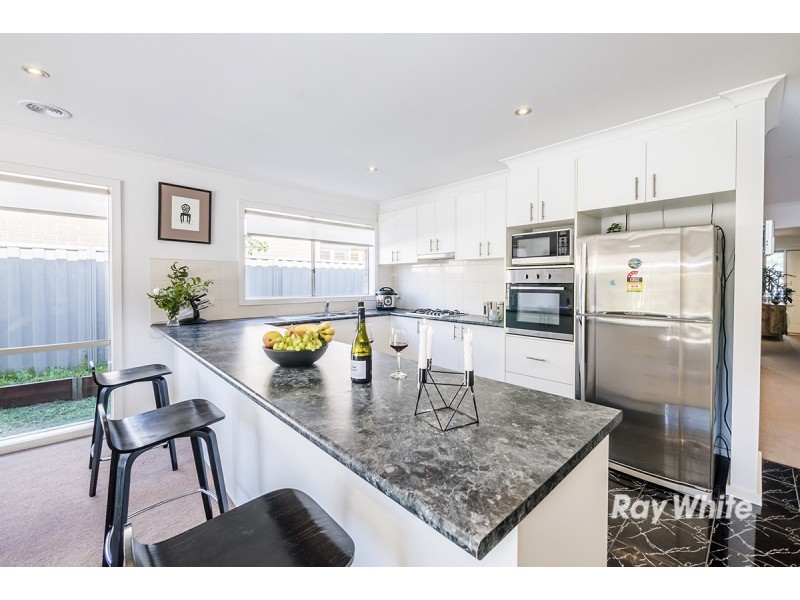 8 Limerick Road, Cranbourne East VIC 3977