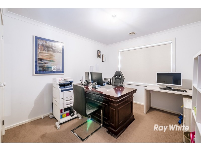 8 Limerick Road, Cranbourne East VIC 3977