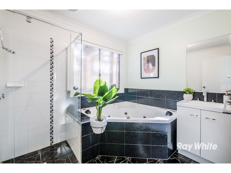 8 Limerick Road, Cranbourne East VIC 3977