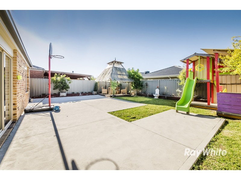 8 Limerick Road, Cranbourne East VIC 3977