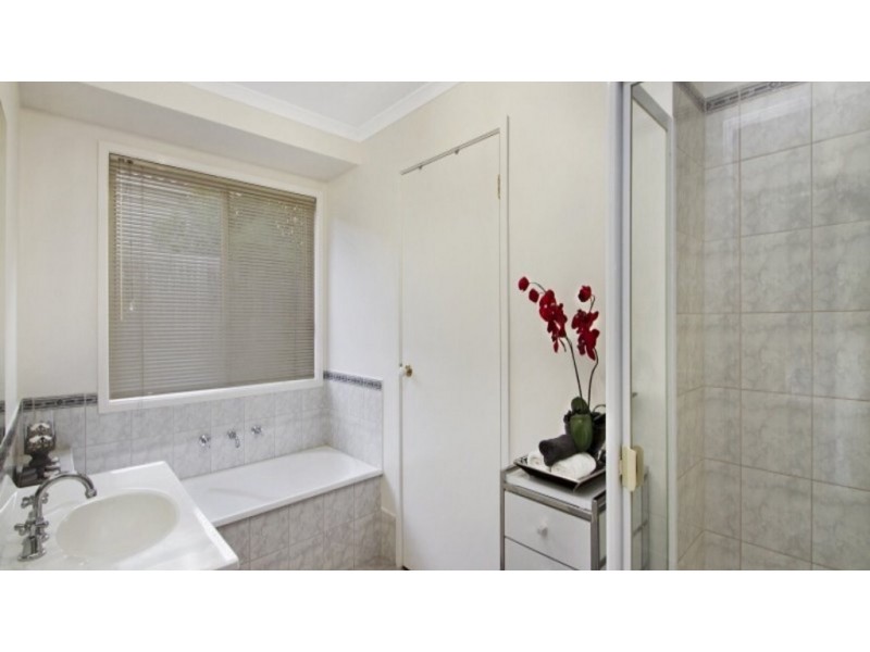 6 Edgewood Close, Narre Warren South VIC 3805