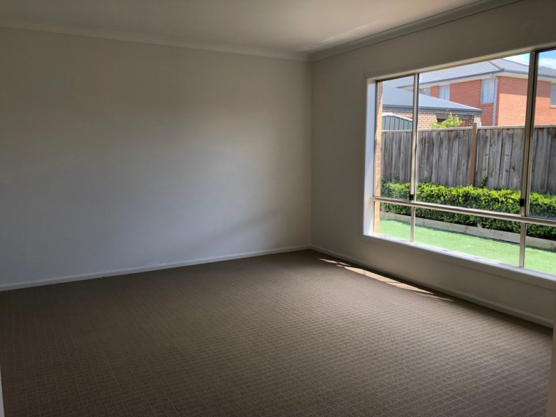 142 Mountainview Boulevard, Cranbourne North VIC 3977