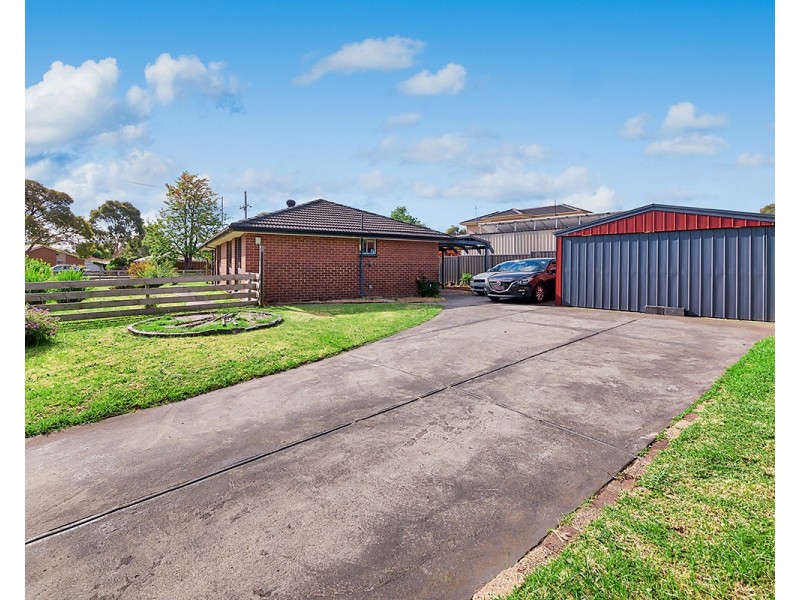 16 Fairbairn Road, Cranbourne VIC 3977