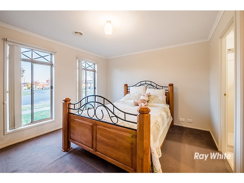 13 Willowbank Place, Cranbourne East VIC 3977