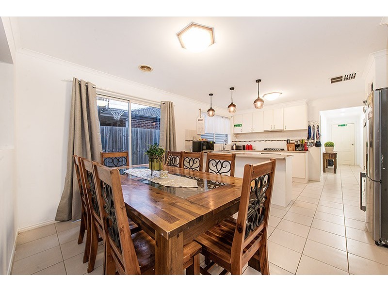 51 Calais Circuit, Cranbourne West VIC 3977