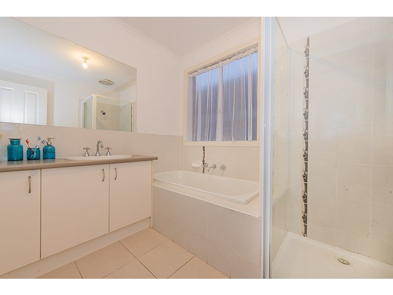 51 Calais Circuit, Cranbourne West VIC 3977