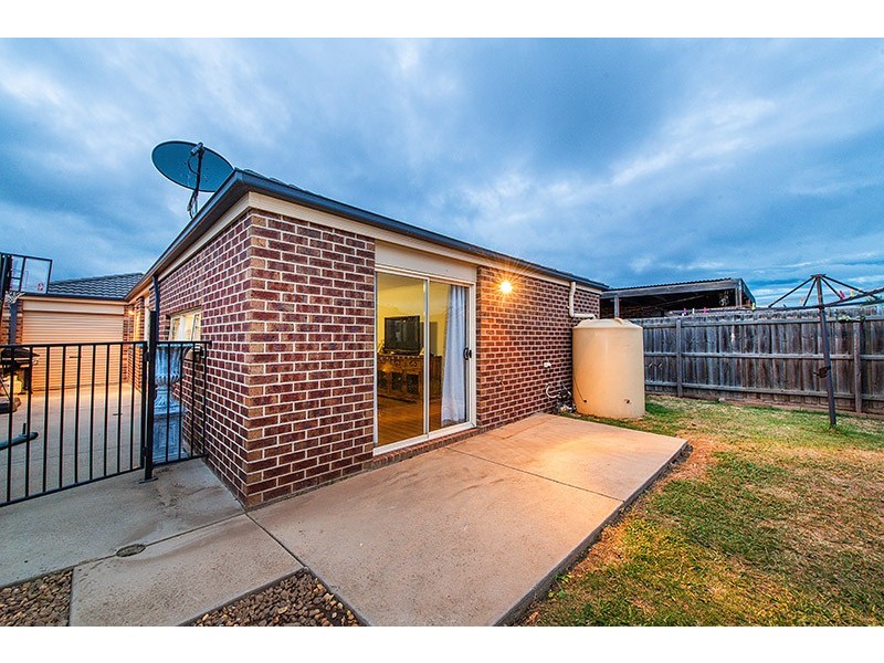 51 Calais Circuit, Cranbourne West VIC 3977