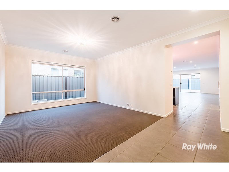 18 San Fratello Street, Clyde North VIC 3978