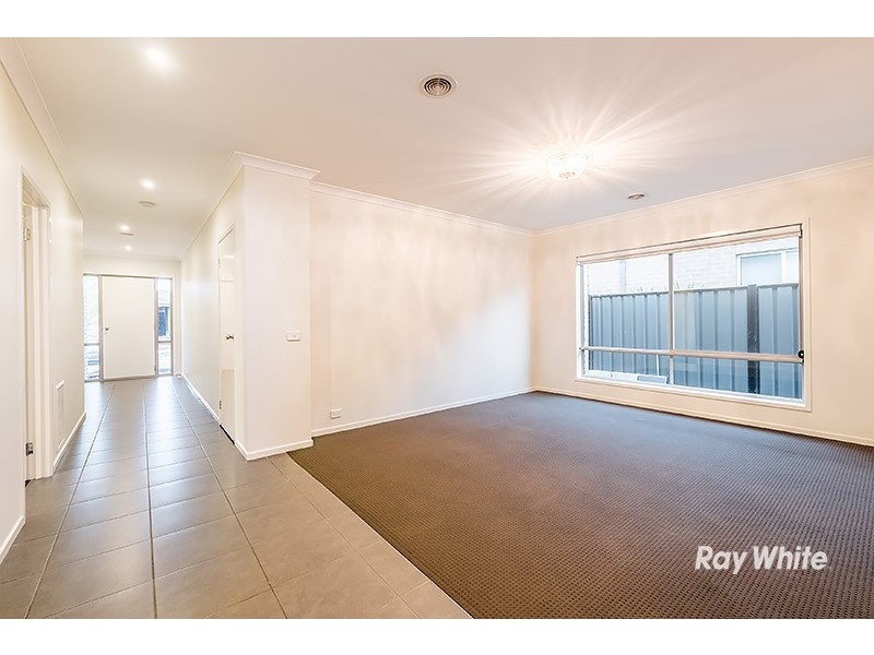 18 San Fratello Street, Clyde North VIC 3978